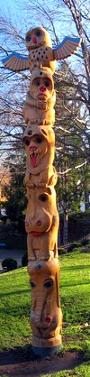 円山動物園・動物達の顔をモチーフにした木彫り柱