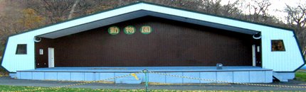 円山動物園・トビのフリーフライトの野外ステージ前