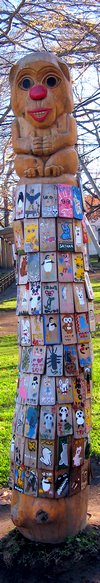 円山動物園・小さな板に動物の絵を描いたものを木に寄せ集めたもの